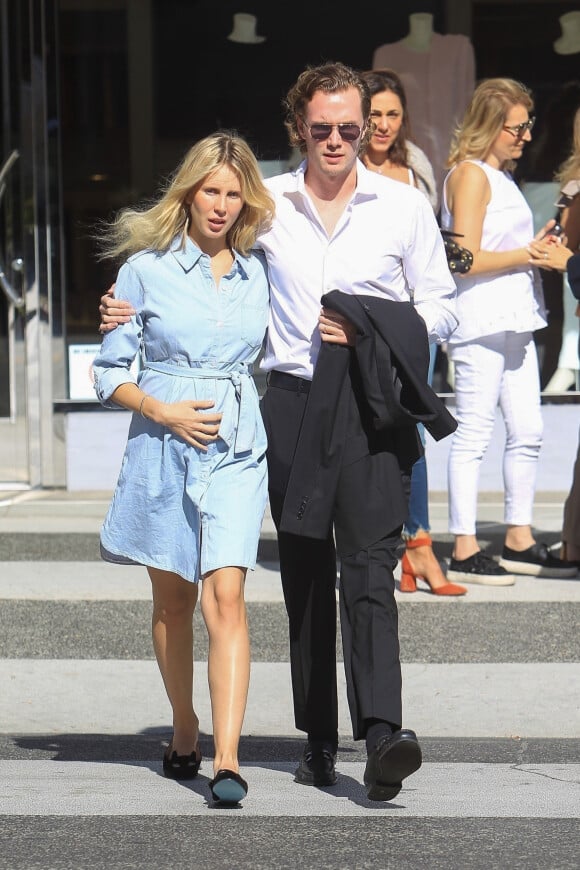Exclusif - Tessa Hilton (enceinte ) et son mari Barron Hilton II dans les rues de Beverly Hills Le 18 octobre 2019
