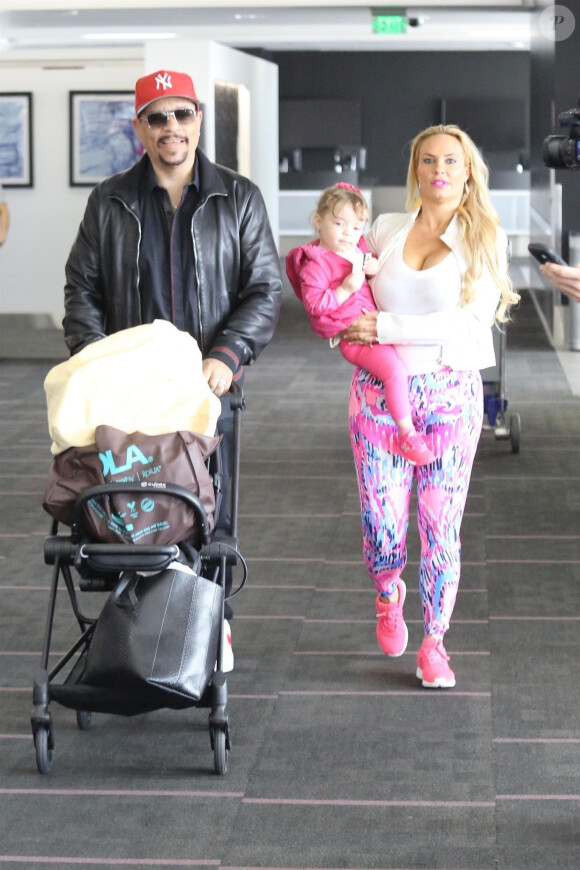 Ice-T et sa femme Coco Austin arrivent avec leur fille Chanel Marrow à l'aéroport de LAX à Los Angeles pour prendre l'avion, le 18 mars 2018
