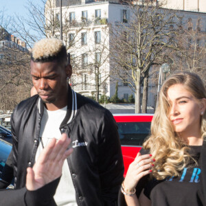 Paul Pogba, en béquilles, et sa femme Maria arrivent au défilé Amiri lors de la Fashion Week Homme de Paris, automne/hiver 2020-2021 le 16 janvier 2020.