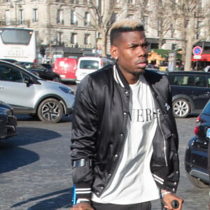 Paul Pogba arrive en béquilles au défilé Amiri lors de la Fashion Week Homme de Paris, automne/hiver 2020-2021 le 16 janvier 2020.