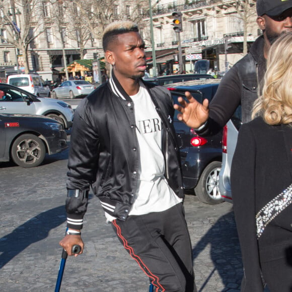 Paul Pogba arrive en béquilles au défilé Amiri lors de la Fashion Week Homme de Paris, automne/hiver 2020-2021 le 16 janvier 2020.