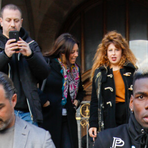 Paul Pogba avec des béquilles à la sortie du défilé de mode Homme automne-hiver 2020/2021 "Berluti" lors de la fashion week à Paris. Le 17 janvier 2020 © Veeren - Christophe Clovis / Bestimage