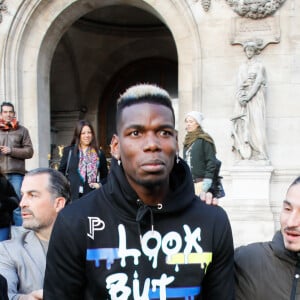 Paul Pogba avec des béquilles à la sortie du défilé de mode Homme automne-hiver 2020/2021 "Berluti" lors de la fashion week à Paris. Le 17 janvier 2020 © Veeren - Christophe Clovis / Bestimage