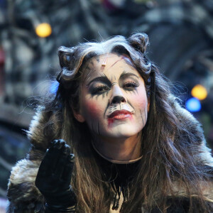 Chimène Badi et la troupe de la comédie musicale "Cats" sur la scène du théâtre Mogador à Paris, le 28 avril 2016. © Denis Guignebourg/Bestimage