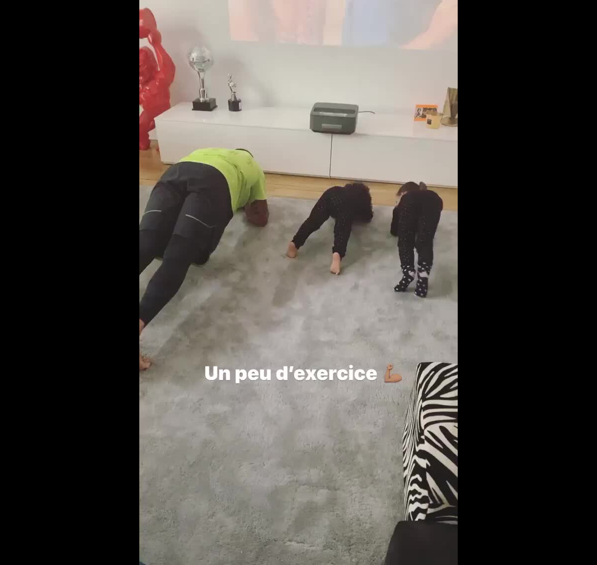 Vidéo Amel Bent A Partagé Une Vidéo De Son Mari Et Ses Filles Faisant Du Sport à La Maison 