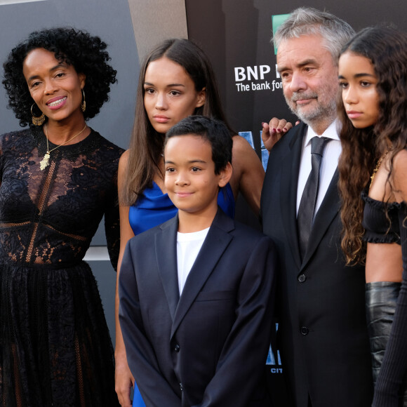 Luc Besson avec sa femme Virginie Besson-Silla et ses enfants Thalia Besson, Sateen Besson et Mao Besson à la première de 'Valerian and the City of a Thousand Planets' au théâtre Chinois à Hollywood, le 17 juillet 2017 © Chris Delmas/Bestimage
