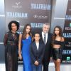 Luc Besson avec sa femme Virginie Besson-Silla et ses enfants Thalia Besson, Sateen Besson et Mao Besson à la première de 'Valerian and the City of a Thousand Planets' au théâtre Chinois à Hollywood, le 17 juillet 2017.