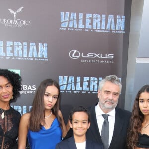 Luc Besson avec sa femme Virginie Besson-Silla et ses enfants Thalia Besson, Sateen Besson et Mao Besson à la première de 'Valerian and the City of a Thousand Planets' au théâtre Chinois à Hollywood, le 17 juillet 2017.