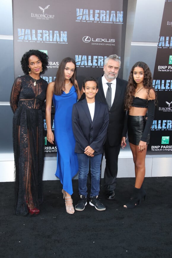Luc Besson avec sa femme Virginie Besson-Silla et ses enfants Thalia Besson, Sateen Besson et Mao Besson à la première de 'Valerian and the City of a Thousand Planets' au théâtre Chinois à Hollywood, le 17 juillet 2017.