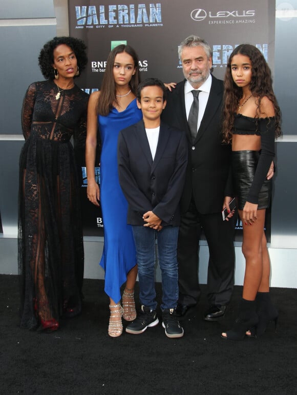 Luc Besson avec sa femme Virginie Besson-Silla et ses enfants Thalia Besson, Sateen Besson et Mao Besson lors de la première de ''Valerian'' au TCL Chinese Theatre à Los Angeles, le 17 juillet 2017.