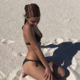 Thalia Bessson, la fille de Luc Besson, s'expose en bikini et annonce avoir pris le large sur Instagram le 17 mars 2020.
