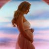 Katy Perry dévoile sa première grossesse dans son clip "Never Worn White" sur Youtube, le 4 mars 2020. Fiancés depuis le 14 février 2019, le couple qu'elle forme avec O. Bloom devrait accueillir leur premier enfant cet été.