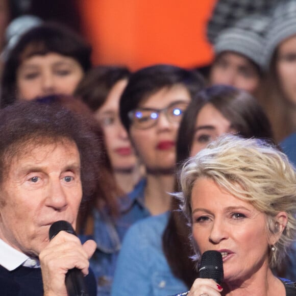 Alain Souchon, Sophie Davant, - Deuxième jour de la 33ème édition du Téléthon au Parc de la Villette à Paris le 7 décembre 2019. Le compteur de la 33ème édition du Téléthon a atteint 74,6 millions d'euros dimanche 8 décembre, en hausse par rapport à l'édition 2018 où l'événement caritatif avait été bousculé par la mobilisation des "gilets jaunes". © Tiziano Da Silva/Bestimage