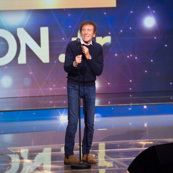 Alain Souchon - Deuxième jour de la 33ème édition du Téléthon au Parc de la Villette à Paris le 7 décembre 2019. Le compteur de la 33ème édition du Téléthon a atteint 74,6 millions d'euros dimanche 8 décembre, en hausse par rapport à l'édition 2018 où l'événement caritatif avait été bousculé par la mobilisation des "gilets jaunes". © Tiziano Da Silva/Bestimage 07/12/2019 - Paris