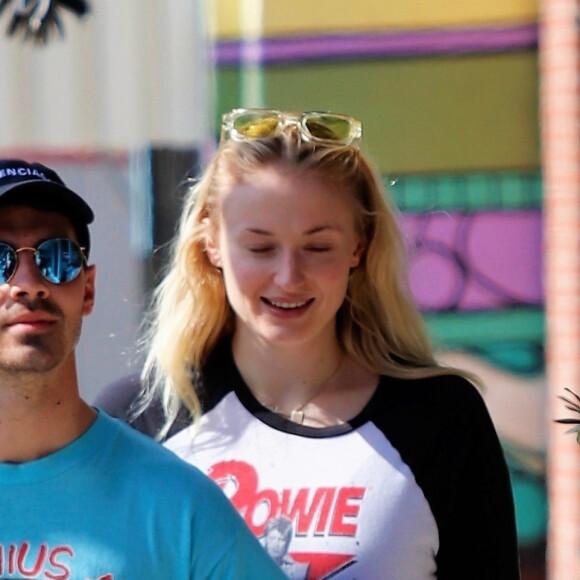 Exclusif - Sophie Turner enceinte et son mari Joe Jonas vont déjeuner dan un restaurant indien à Los Angeles, Californie, Etats-Unis, le 6 mars 2020.