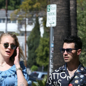 Joe Jonas et sa femme Sophie Turner enceinte dans le quartier de Los Feliz à Los Angeles, le 4 mars 2020