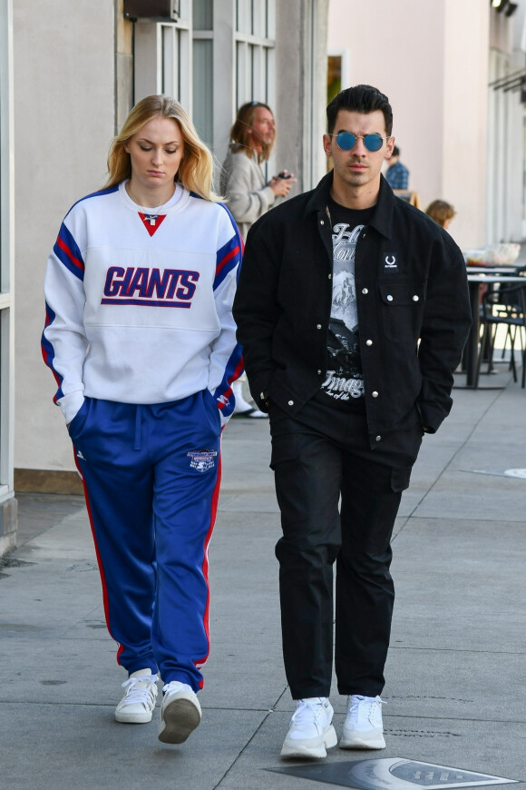 Joe Jonas et sa femme Sophie Turner enceinte font du shopping dans le quartier de Studio City à Los Angeles, le 2 mars 2020