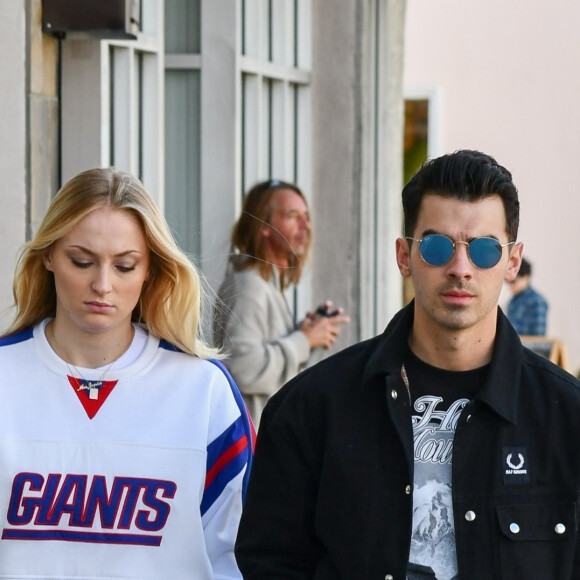 Joe Jonas et sa femme Sophie Turner enceinte font du shopping dans le quartier de Studio City à Los Angeles, le 2 mars 2020