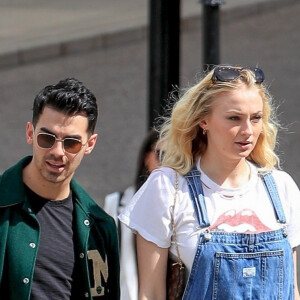 Sophie Turner et son son mari Joe Jonas font du shopping chez Louis Vuitton et Versace à Beverly Hills, Los Angeles, le 28 février 2020. Sophie boit un smoothie vert pour se rafraichir, elle porte une salopette qui cache son ventre, elle serait enceinte de son premier enfant, mais le couple n'a pas encore confirmé ou nié la nouvelle.