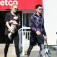 Sophie Turner et son mari Joe Jonas se promènent avec leur chien à Los Angeles, le 29 février 2020.