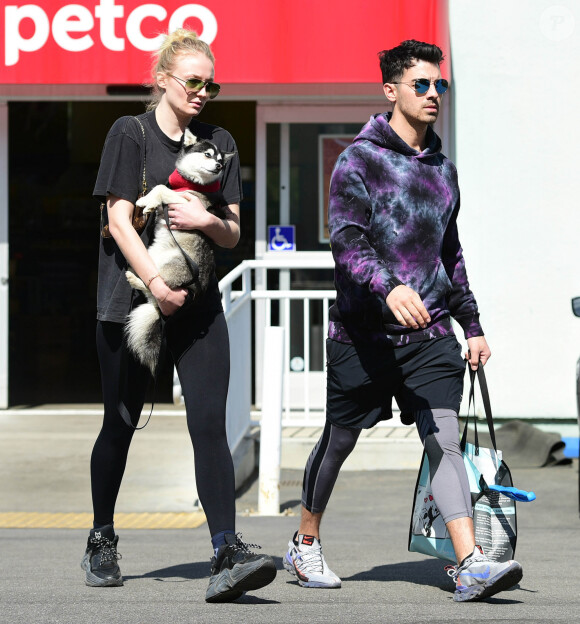 Sophie Turner et son mari Joe Jonas se promènent avec leur chien à Los Angeles, le 29 février 2020.