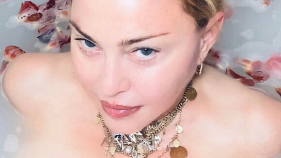 Confinement : Madonna pète les plombs, nue dans sa salle de bain
