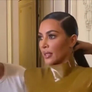 Kim Kardashian enfile une combinaison en latex lors de l'émission Keeping Up With the Kardashians en marge de la fashion week à Paris.