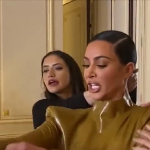Kim Kardashian enfile une combinaison en latex lors de l'émission Keeping Up With the Kardashians en marge de la fashion week à Paris.