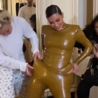 Kim Kardashian : Grosse galère pour entrer dans sa tenue en latex