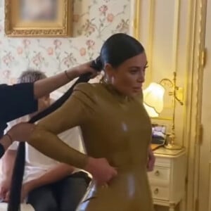 Kim Kardashian enfile une combinaison en latex lors de l'émission Keeping Up With the Kardashians en marge de la fashion week à Paris.