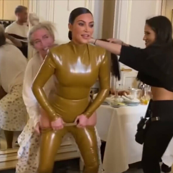 Kim Kardashian enfile une combinaison en latex lors de l'émission Keeping Up With the Kardashians en marge de la fashion week à Paris.