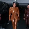 Exclusif - Kim et Kourtney Kardashian portent des vêtements en latex Balmain à leur retour à leur hôtel à Paris après le "Sunday Service" de Kanye West.