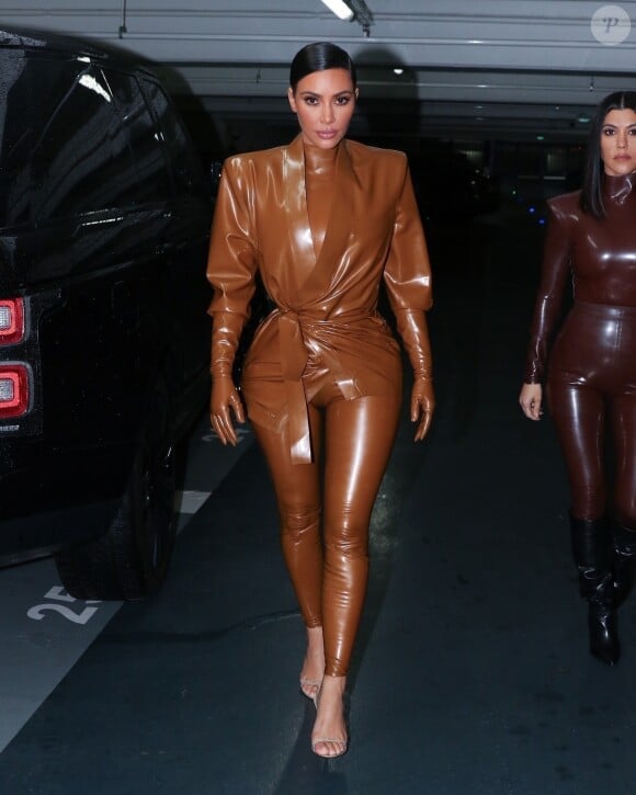 Exclusif - Kim et Kourtney Kardashian portent des vêtements en latex Balmain à leur retour à leur hôtel à Paris après le "Sunday Service" de Kanye West.