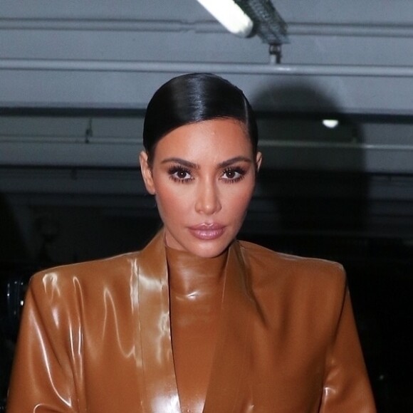 Exclusif - Kim et Kourtney Kardashian portent des vêtements en latex Balmain à leur retour à leur hôtel à Paris après le "Sunday Service" de Kanye West.