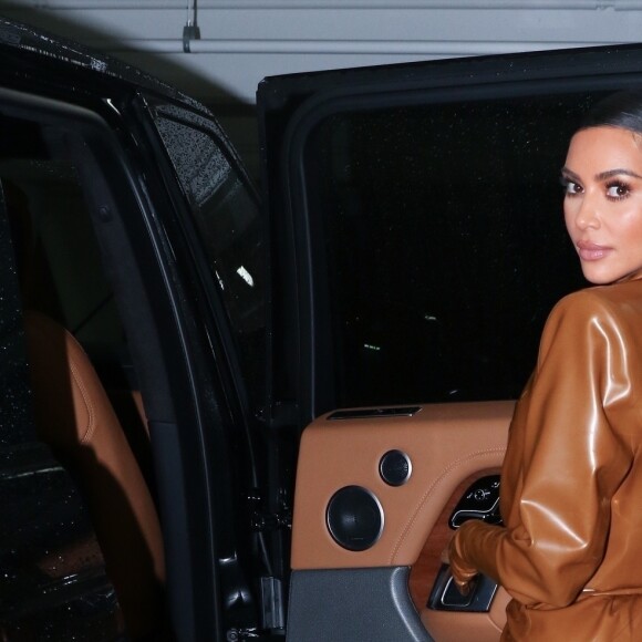 Exclusif - Kim et Kourtney Kardashian portent des vêtements en latex Balmain à leur retour à leur hôtel à Paris après le "Sunday Service" de Kanye West. Paris, le 1er mars 2020.