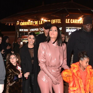 Kanye West, Kim Kardashian et sa soeur Kourtney emmènent leurs filles North West et Penelope Disick, faire un tour de carrousel au pied de la tour Eiffel après un dîner au restaurant "Ferdi". Pour l'occasion ils ont réservé le carrousel pendant 30 minutes pour la somme de 3000 euros. Ils en ont également profité pour acheter des souvenirs à l'effigie de la tour Eiffel. Paris, le 1er mars 2020.