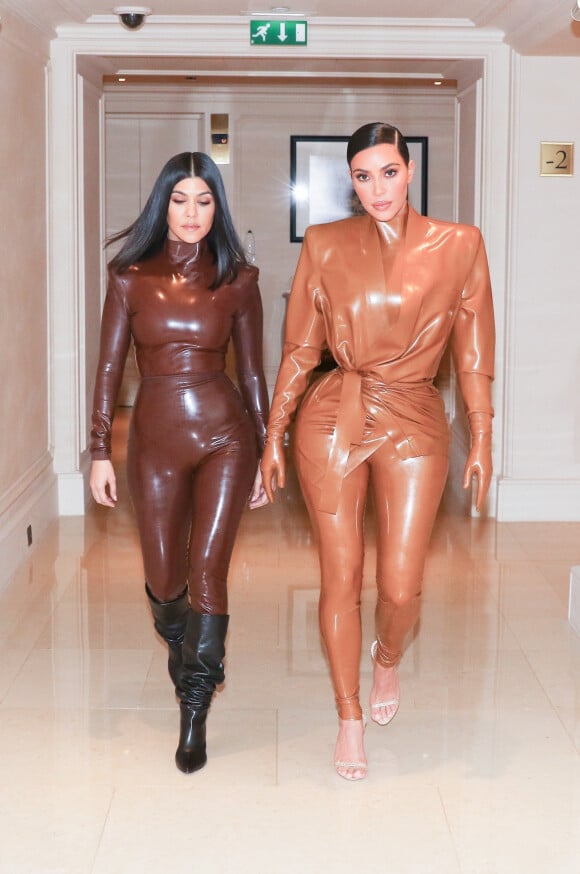 Exclusif - Kim Kardashian, Kourtney Kardashian - Kim est sa soeur (vêtements en latex Balmain) quittent leur hôtel pour se rendre au "Sunday Service" de Kanye West, la messe est organisée au Théâtre des Bouffes du Nord à Paris, le 1er mars 2020.