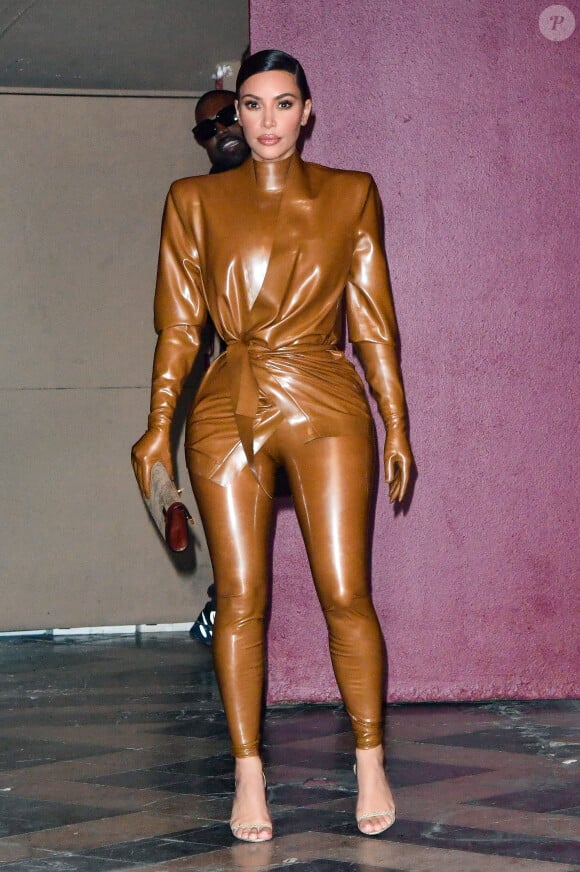 Kanye West, sa femme Kim Kardashian, à la sortie du Théâtre des Bouffes du Nord après le "Sunday Service" à Paris, le 1er mars 2020.
