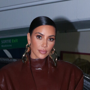 Exclusif - Kim Kardashian second look en latex du jour, en Balmain à la sortie de son hôtel pendant la Fashion week. Paris, le 1er mars 2020.