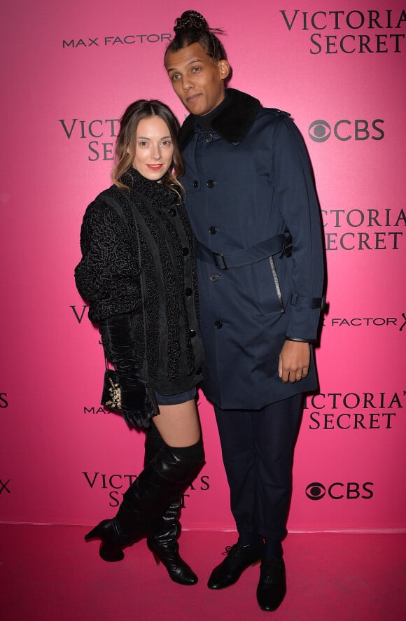 Le chanteur Stromae et sa femme Coralie Barbier lors du photocall du Victoria's Secret Fashion 2016 au Grand Palais à Paris, France, le 30 novembre 2016. © BOV/Bestimage