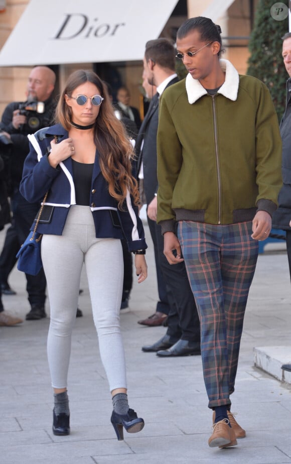 Le chanteur Stromae, se laisse pousser les cheveux, et sa femme Coralie Barbier - People sortant du défilé de mode "Louis Vuitton", collection prêt-à-porter Printemps-Eté 2017 à Paris, le 5 octobre 2016. © CVS/Veeren/Bestimage