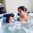 Julia Paredes avec Luna dans son bain à remous, le 6 mars 2020