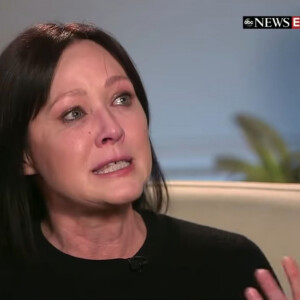 Shannen Doherty s'éffondre en larmes alors qu'elle annonce la rechute de son cancer du sein stade 4 dans une interview de Good Morning America Elle a déjà surmonté une première lutte contre la maladie, survenue en 2015.