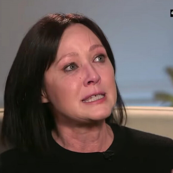 Shannen Doherty s'éffondre en larmes alors qu'elle annonce la rechute de son cancer du sein stade 4 dans une interview de Good Morning America Elle a déjà surmonté une première lutte contre la maladie, survenue en 2015.