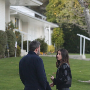 Balade romantique et tendres baisers pour Ben Affleck, 47 ans, et sa nouvelle compagne Ana de Armas, 31 ans, dans le quartier de Brentwood à Los Angeles, le 23 mars 2020. Les deux acteurs se sont rencontrés sur le tournage de "Deep Water".