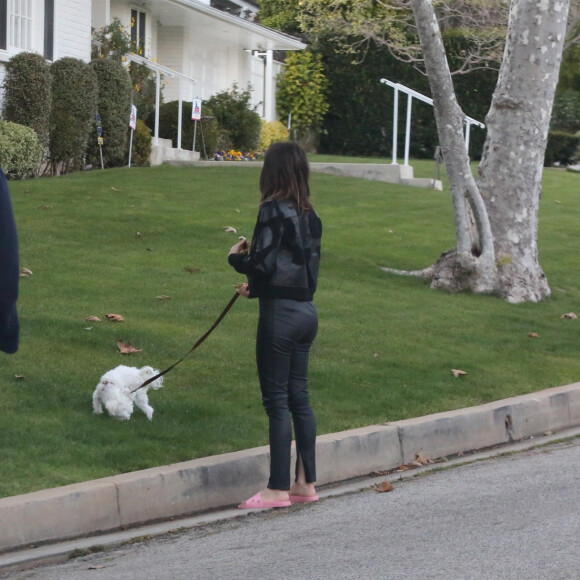 Balade romantique et tendres baisers pour Ben Affleck, 47 ans, et sa nouvelle compagne Ana de Armas, 31 ans, dans le quartier de Brentwood à Los Angeles, le 23 mars 2020. Les deux acteurs se sont rencontrés sur le tournage de "Deep Water".
