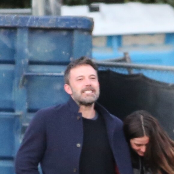 Balade romantique et tendres baisers pour Ben Affleck, 47 ans, et sa nouvelle compagne Ana de Armas, 31 ans, dans le quartier de Brentwood à Los Angeles, le 23 mars 2020. Les deux acteurs se sont rencontrés sur le tournage de "Deep Water".