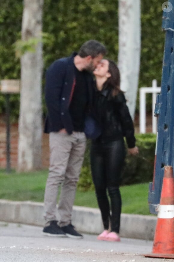 Balade romantique et tendres baisers pour Ben Affleck, 47 ans, et sa nouvelle compagne Ana de Armas, 31 ans, dans le quartier de Brentwood à Los Angeles, le 23 mars 2020. Les deux acteurs se sont rencontrés sur le tournage de "Deep Water".