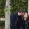 Balade romantique et tendres baisers pour Ben Affleck, 47 ans, et sa nouvelle compagne Ana de Armas, 31 ans, dans le quartier de Brentwood à Los Angeles, le 23 mars 2020. Les deux acteurs se sont rencontrés sur le tournage de "Deep Water".