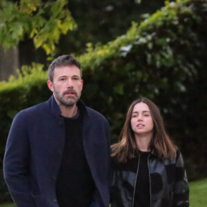 Balade romantique et tendres baisers pour Ben Affleck, 47 ans, et sa nouvelle compagne Ana de Armas, 31 ans, dans le quartier de Brentwood à Los Angeles, le 23 mars 2020. Les deux acteurs se sont rencontrés sur le tournage de "Deep Water".